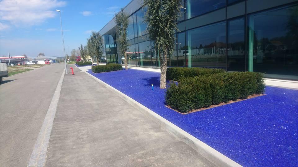 Gärten des Grauens:
Die Rot-Grün-Blindheit dieses Gartengestalters führte leider zu einer Habituation hinsichtlich der Farbe Blau. Hier müssen wir leider Punktabzug vornehmen.