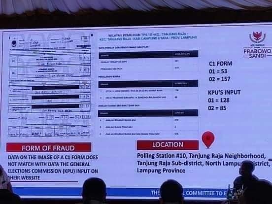 Zahra_02_'s tweet photo. Mantap layarnya kayak lagi nobar pertandingan bola. Jadi jelas sejelas2nya.

Tim Prabowo-Sandi sedang bekerja mencocokkan form C1 plano dengan situng web KPU. https://t.co/FDn4twPJCE