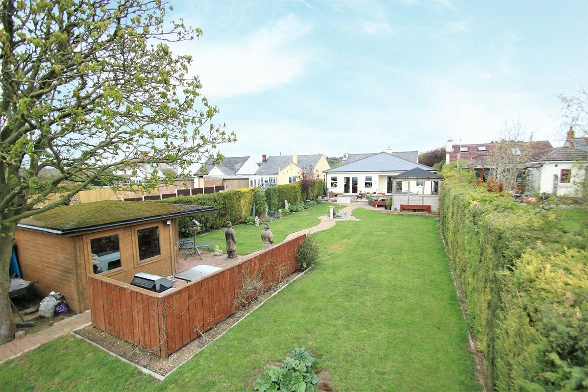 The current vendors have transformed this lovely three bedroom bungalow and they love the garden overlooking the open countryside, simply stunning.
flinklp.haart.co.uk/ForSaleV5/?pro…
