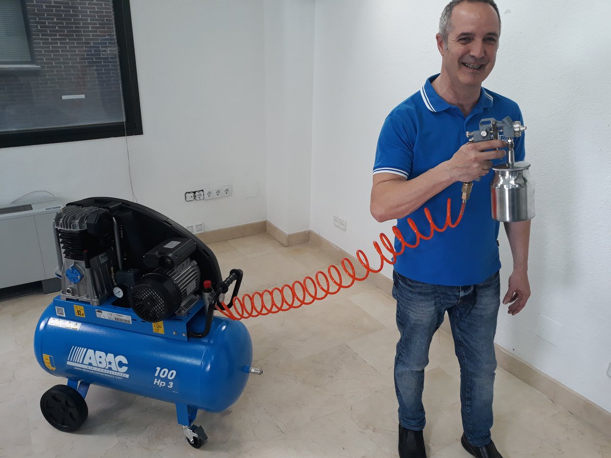 Un #compresor ABAC 3HP con nuestro mejorado cabezal #A49B le sienta bien a todo el mundo pero la percha del modelo ayuda ;)