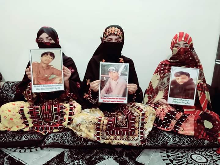 HooranBaloch2's tweet photo. چاند پہ پہنچنے والے کوئی اور ہونگے,
میرے دیس میں انسانیّت زمیں دوز ہے!! #ReleaseBilalAhmedBaloch #SaveBilalBaloch #SaveBalochMissingPersons raise ur vioce for humanity   #SaveHumanity be our vioce https://t.co/tO4P71fIrU