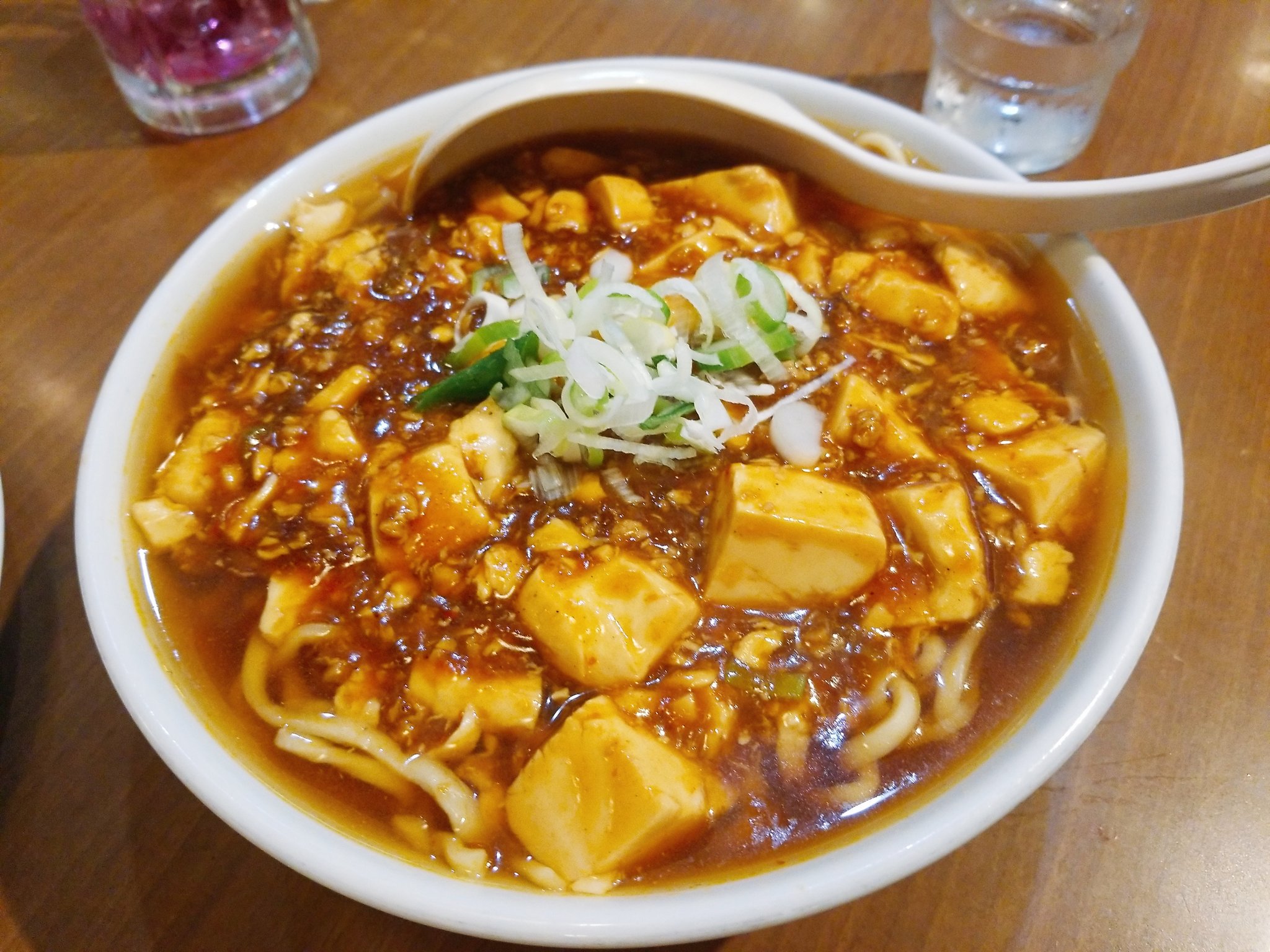まるまる Na Twitteri 麻婆ラーメン 食べ応え半端ない縮れ麺にほどよい辛さの麻婆が 麺と絡んで激ウマです 意外とラーメンのスープの存在感があって お腹も大満足 W むしろ食べすぎて動くのがたいへん ヮ 麻婆豆腐