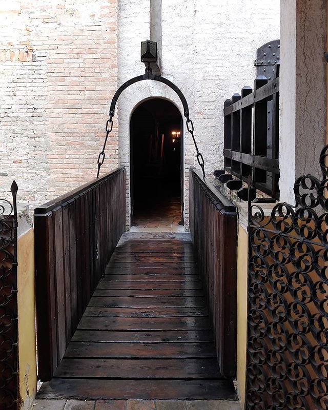 Di_Elle's tweet photo. Quick, raise the bridge! #roccadigradara https://t.co/i1uwAwnfmM