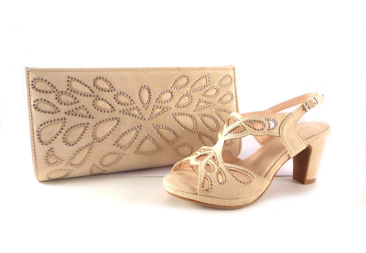 esdepiel's tweet photo. ¿Bodas, bautizos o comuniones? 🤔🤔
 Prestigio te ayuda a complementar tu look 😍😍
 👉 https://t.co/UsePnZ7PR9

#prestigio #zapatosfiesta #sandalias #sandaliasboda #bolsosfiesta #looksfiesta #esdepiel #enviosgratuitos https://t.co/Ew4Ixit0Xg