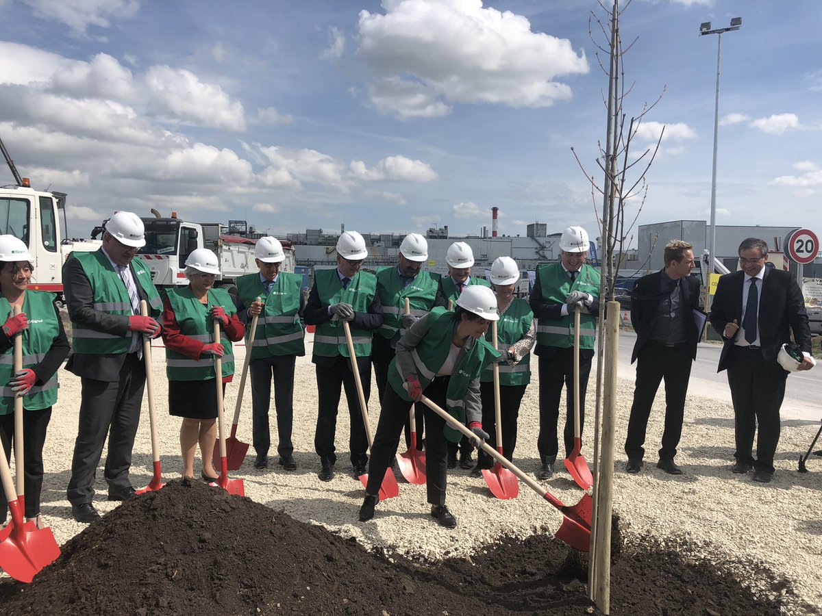 DebordValerie's tweet photo. Pose d’un érable sur le site de #ficahpci à Pomacle-Bazancourt projet exemplaire de transition énergétique à partir de la filière bois économisant 230 000 tonnes de carbone par an pour chauffer 130 000 habitants avec des bio combustibles substituts du charbon, créant 350 emplois https://t.co/tKrbKnlaTf