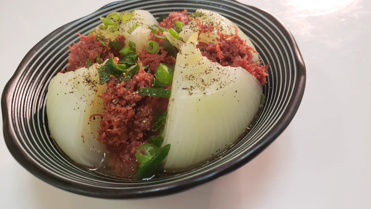 新たまねぎとコンビーフでおかずにもお酒のつまみにもピッタリのレシピ！