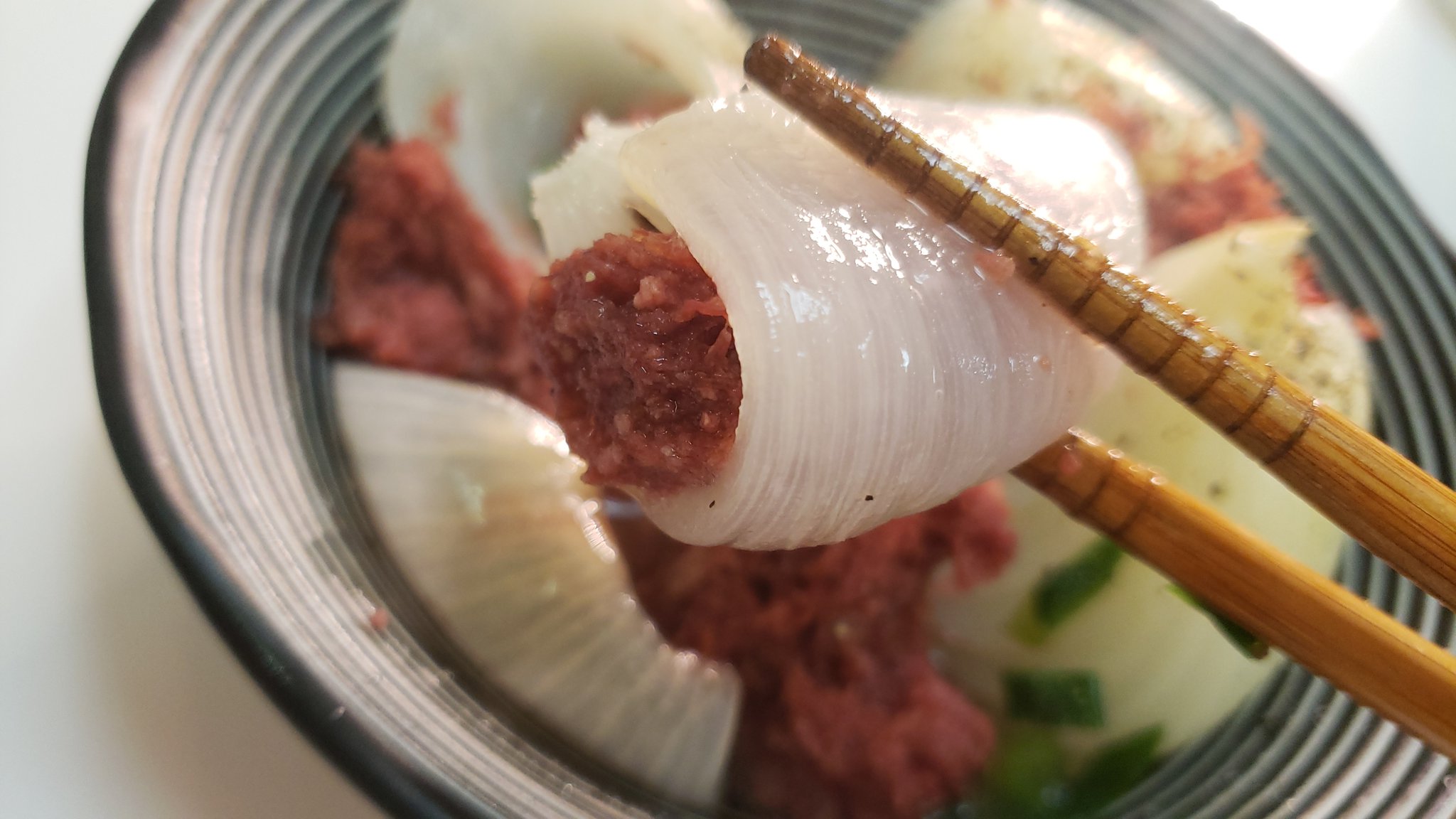 リュウジ 料理のおにいさんバズレシピ 新玉ねぎを無限に食えるやばいヤツできた 新玉葱のコンビーフボム 新玉葱 一個に切れ目いれてコンビーフ1缶詰めてラップし600w7分チンして黒胡椒振るだけ これ玉葱だけじゃなくてコンビーフもトロットロになる 一枚