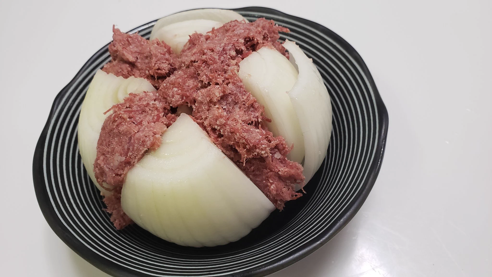 新たまねぎとコンビーフでおかずにもお酒のつまみにもピッタリのレシピ！