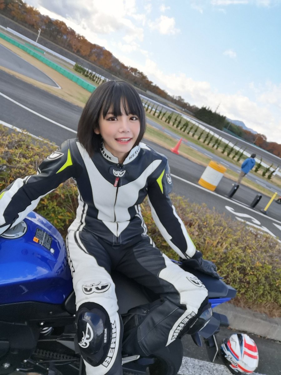 美環 Ar Twitter ちなみに写り込んでる どエロいバイクはyzf R1です 艸 キャッ