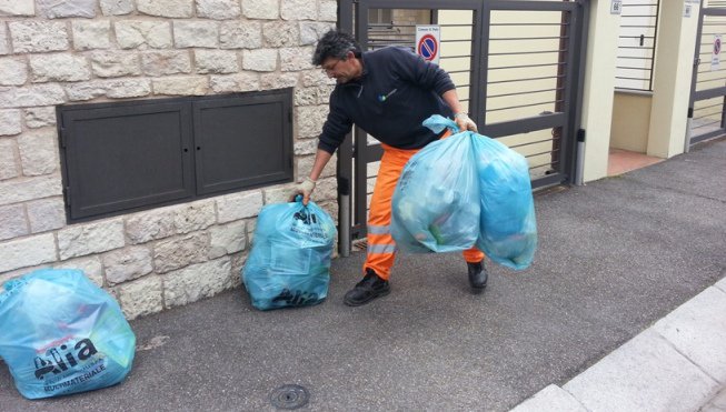 #Alia, i servizi "porta a porta" nei 14 comuni area pratese, pistoiese e piana fiorentina: regolari il #25aprile , mentre il #PrimoMaggio saranno effettuati  solo <a href="/Prato/">Prato</a>, <a href="/CampiBisenzio/">Fabio</a> e <a href="/SestoFiorentino/">Sesto Fiorentino</a>. I dettagli: bit.ly/2ZsN0qx