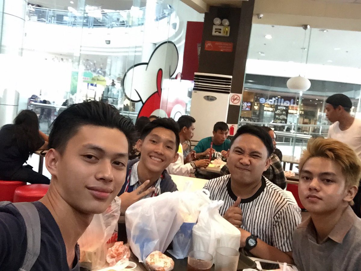 realresthi23's tweet photo. Ang sabot 11:30 mag adto kay para makakaon kay 12:30 magsugod na.. so 12:00 na sila naabot ug 12:10 giserve ang pagkaon. OK GUYS! 5 MINUTES LANG ANG KAON ! #TimeConscious #LateJapon #BarangonSiJames #EarlySiJoseph #SaStairsNaglantawUgEndGame https://t.co/lQwdWQb4Kt