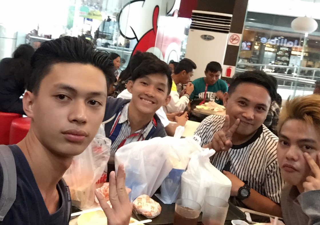 realresthi23's tweet photo. Ang sabot 11:30 mag adto kay para makakaon kay 12:30 magsugod na.. so 12:00 na sila naabot ug 12:10 giserve ang pagkaon. OK GUYS! 5 MINUTES LANG ANG KAON ! #TimeConscious #LateJapon #BarangonSiJames #EarlySiJoseph #SaStairsNaglantawUgEndGame https://t.co/lQwdWQb4Kt