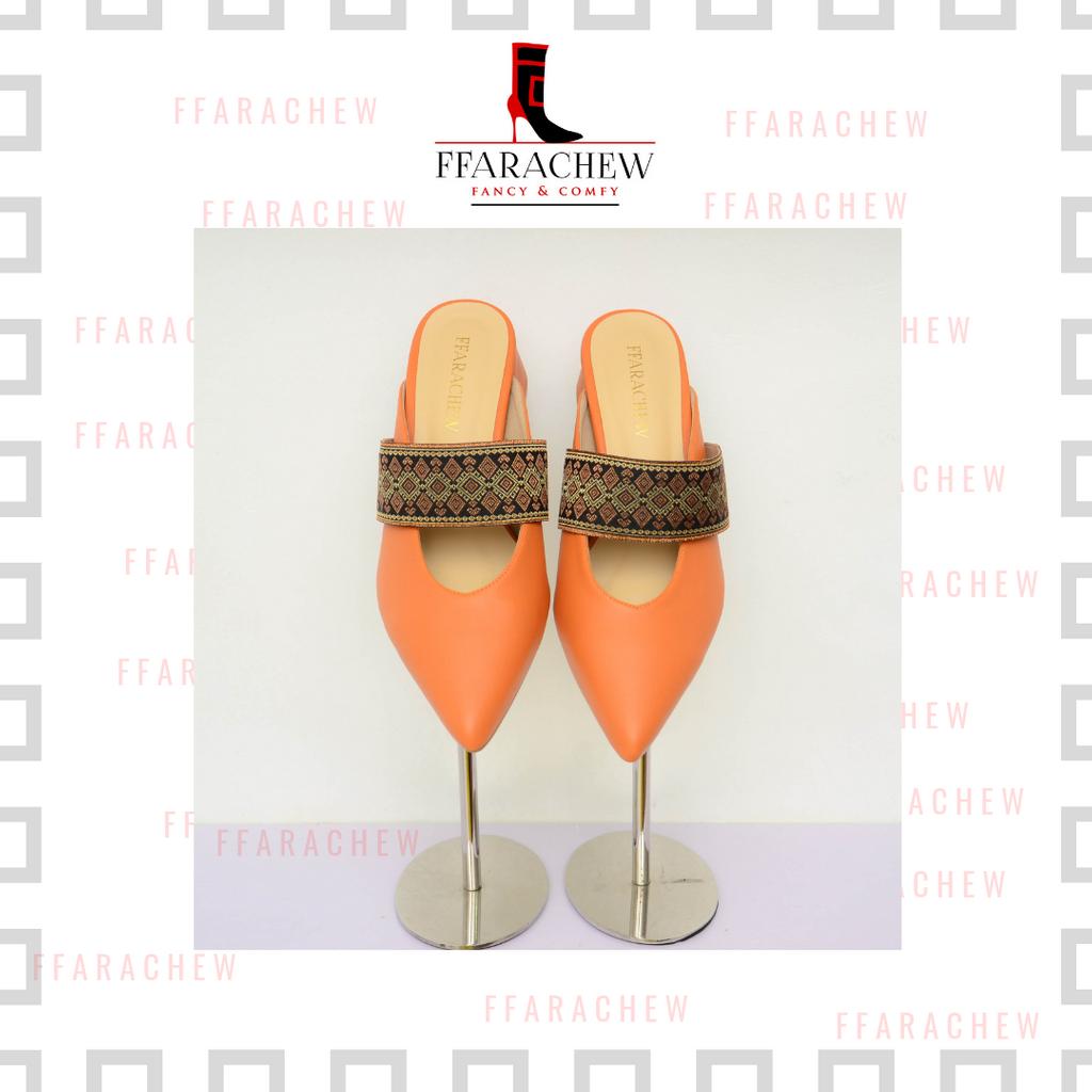 Ffffffffffffara's tweet photo. LIMITED EDITION!
Delilah in russet orange 
Size US4 - 12. 
An extra layer of insole added.
Heels 1.5"
Perfect for #raya
#songket style shoes
.
DM for info or to purchase NOW. 
.
.
RM189.90 inclusive postage
.
#ffarachew 
#custom
#beautiful
#largeshoes https://t.co/x3qs0zedVP