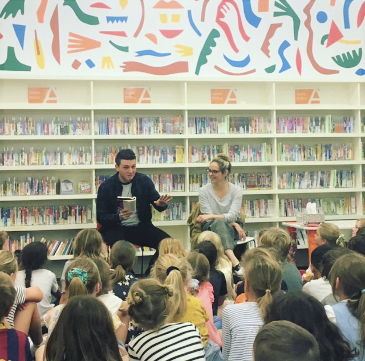 #CharlieAU celebrated April's #WorldBookDay with a very special library reading at Woollahra Libraries 📖 <a href="/LucyMaunder/">Lucy Maunder 🌈</a> &amp; <a href="/JakeFehilyMusic/">Jake Fehily</a> delighted children at the Paddington branch with some of their favourite passages from @Roald_Dahl's Charlie and the Chocolate Factory 🍫🍭