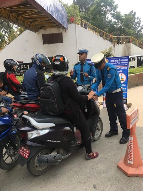 valleytraffic's tweet photo. Two Wheeler Based Program संचालन गरिएको
------------------------------------------------
आज मिति २०७६/०१/११ गते उपत्यकाको विभिन्न स्थानहरुमा १३५७ वटा दुई पांग्रे सवारी चालकहरुलाई पाँच मिनेटको ट्राफिक सचेतना सम्बन्धि जानकारी गराई स्टिकर तथा पर्चा पम्पलेट समेत प्रदान गरिएको छ । https://t.co/wEX0z9J0mQ