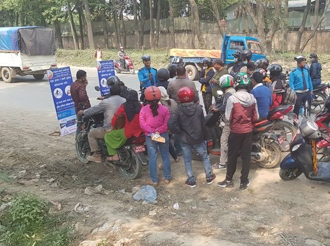valleytraffic's tweet photo. Two Wheeler Based Program संचालन गरिएको
------------------------------------------------
आज मिति २०७६/०१/११ गते उपत्यकाको विभिन्न स्थानहरुमा १३५७ वटा दुई पांग्रे सवारी चालकहरुलाई पाँच मिनेटको ट्राफिक सचेतना सम्बन्धि जानकारी गराई स्टिकर तथा पर्चा पम्पलेट समेत प्रदान गरिएको छ । https://t.co/wEX0z9J0mQ