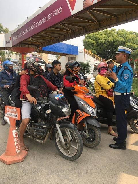 valleytraffic's tweet photo. Two Wheeler Based Program संचालन गरिएको
------------------------------------------------
आज मिति २०७६/०१/११ गते उपत्यकाको विभिन्न स्थानहरुमा १३५७ वटा दुई पांग्रे सवारी चालकहरुलाई पाँच मिनेटको ट्राफिक सचेतना सम्बन्धि जानकारी गराई स्टिकर तथा पर्चा पम्पलेट समेत प्रदान गरिएको छ । https://t.co/wEX0z9J0mQ