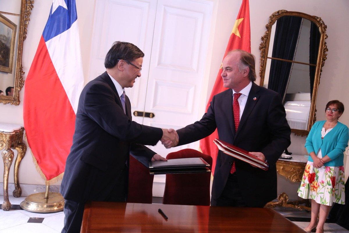 antoniowalkerp's tweet photo. 🇨🇳🇨🇱 Tenemos una excelente noticia para el agro y para Chile. 
China confirmó apertura de mercado para nuestras peras 🍐, lo que significará un positivo impacto para nuestros productores y para el empleo. 
Ahora vamos por los cítricos. 🍋🍊
¡Muchas gracias al Ministro Ni Yuefeng! https://t.co/yAC6OlajIi