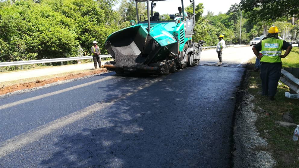 Kerja pembaikan jalan di Persimpangan Chengkeh dari susur Sungai Lembing ke Bukit Rangin oleh Roadcare (M) Sdn. Bhd. <a href="/mannordin2015/">Pesara JKR Negeri Pahang</a> <a href="/JKRPAHANG/">JKR PAHANG</a> <a href="/JKRMalaysia/">JKR Malaysia</a> @Roadcare_Msia @RoadcareKuantan <a href="/ZTTCSFJ/">ZTT CSFJ</a>