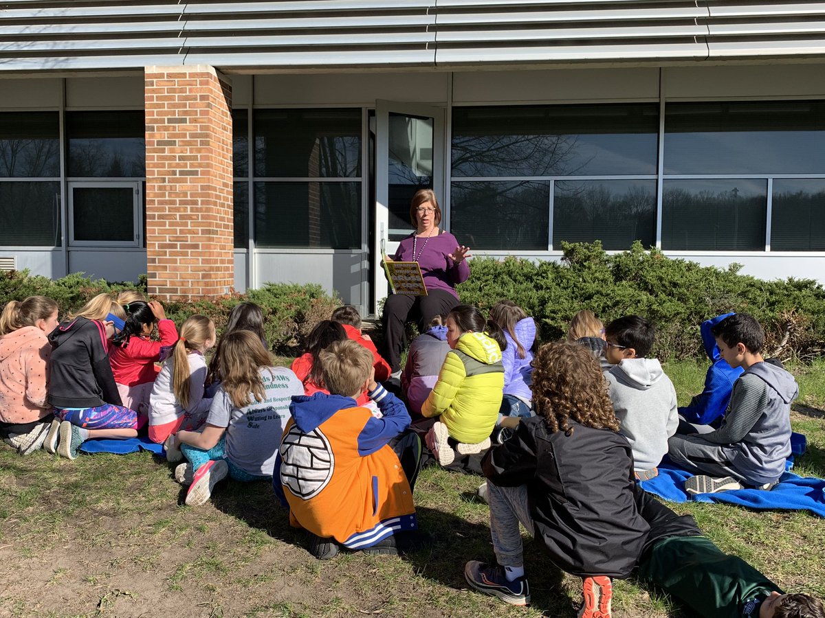 MsBennett4th's tweet photo. Enjoying library outside! #AdaReads! We love Mrs.Wolters! #AdaRocks! https://t.co/ttRKiao3Wu
