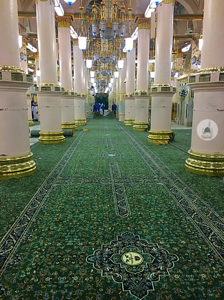 AbAa518's tweet photo. تغيير فرش المسجد النبوي كاملا بسجاد وطني جديد استعدادا لشهر رمضان https://t.co/bf45qKRPEj