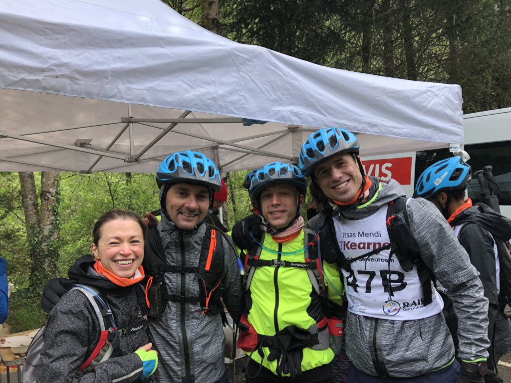 RaidServeurcom's tweet photo. Ravitaillement km 27, après tempête de neige, grêle, vent de batta...!!!
#RaidByServeurcom #pedalerpouravancerendescente https://t.co/2a1ooB3aW6