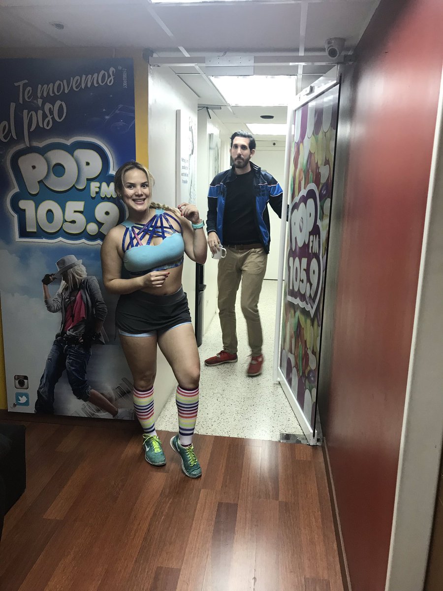 Como cuando <a href="/LoretoLocutor/">Loreto Locutor</a> te daña la foto y se aparece en la foto jajaja #circuitopop