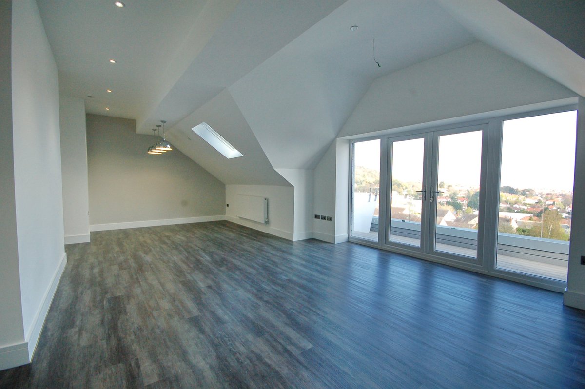 OakingDev's tweet photo. Turn the seaside dream into reality! Take a look at the stunning Penthouse at Cedar Court. Call on 01492 338228 to view! https://t.co/xQCoOJP5cy