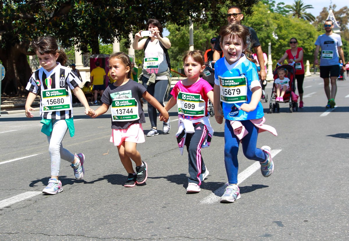 Voltaapeu's tweet photo. Una de las cosas que más nos gustan: ver cómo las niñas y los niños se inician en la carrera a pie 👦🏿👣👧🏼 ¡Participa con los más pequeños y las más pequeñas de la familia! 😉👏🏻

Inscripciones ➡ https://t.co/ZyZAKVPfLQ #PerATotsElsPeus #València #VoltaAPeu https://t.co/9v46gtYKnK