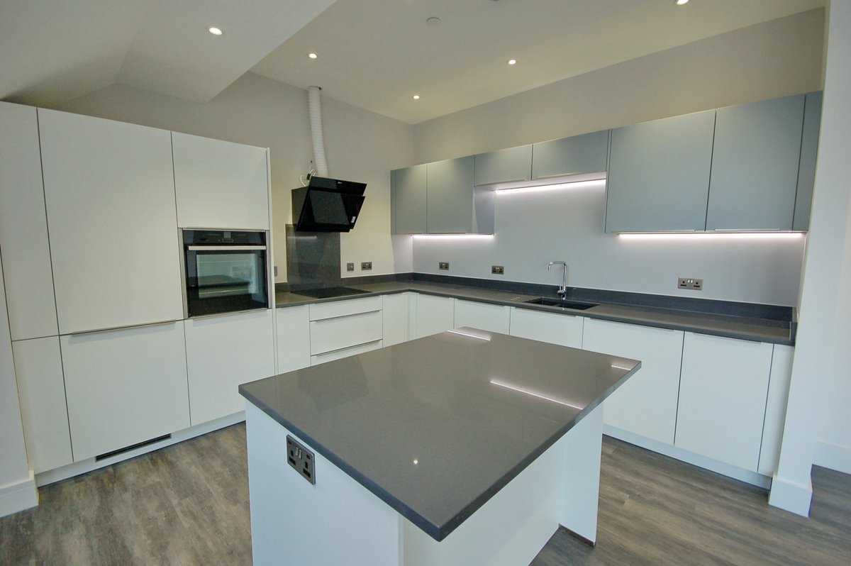 OakingDev's tweet photo. Turn the seaside dream into reality! Take a look at the stunning Penthouse at Cedar Court. Call on 01492 338228 to view! https://t.co/xQCoOJP5cy