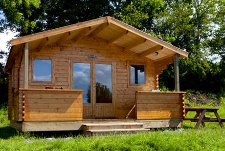 There's a range of accommodation options at <a href="/bucklegrove/">Bucklegrove</a>, including luxury lodges, woodland cabins and touring and camping pitches. For more information, visit: loom.ly/6FsWoBM