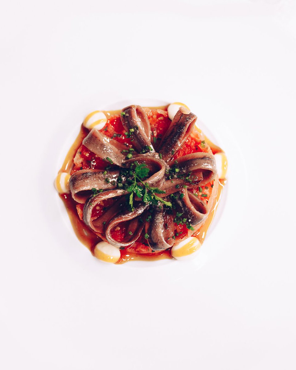 Recuerdos del Cantábrico: Anchoas de Santoña, tomate y queso Jarradillas