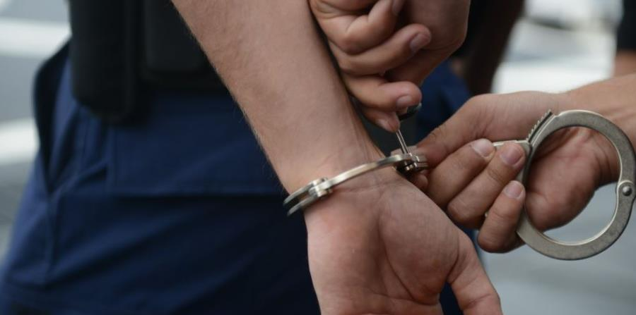 Arrestan a sujeto que forcejeó con un policía para quitarle un “four track” elnuevodia.com/noticias/segur…