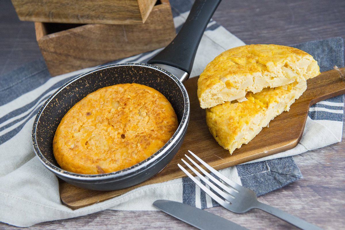Os recordamos que en nuestros locales de Jorge Juan 21, Narváez 40, Moda Shopping y Fernando VI 23 podéis pediros nuestras 3 deliciosas tortillas de patatas, para todos los gustos: la de patatas de toda la vida, la de patatas con cebolla caramelizada y la de patatas con chorizo.