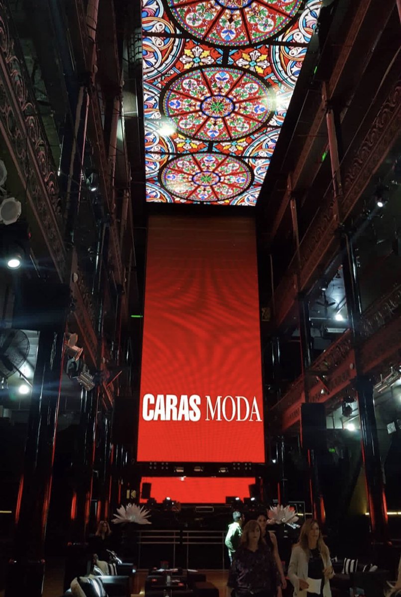 GabrielaFrisani's tweet photo. Caras Moda @caras @BENITOfz @Lilycastano 🥰🔥 con @Geraldmoontweet @JPrandiOficial #revistacaras #carasmoda hermoso evento 👏🏼👏🏼 https://t.co/y40cz7G1zp