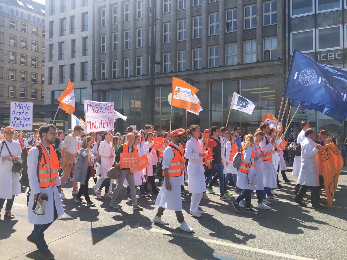 #ärztestreik in Hamburg, etwa 2000 Mediziner aus neun Hamburger Kliniken marschieren für mehr Lohn und Tarifabsicherung durch die City