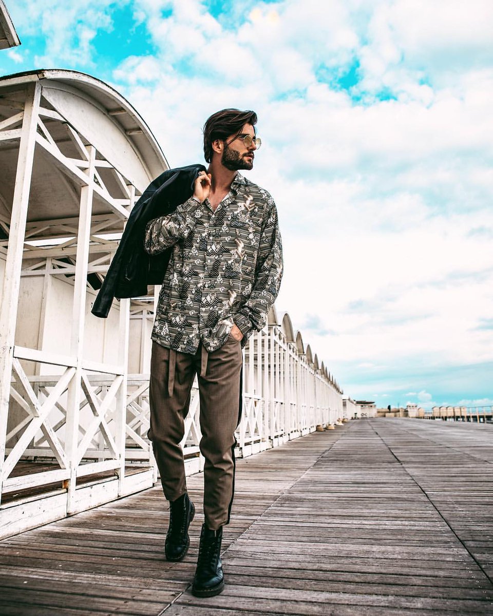 AndreMelchiorre's tweet image. I’m sorry, it’s all still so fresh @saveone__ #SS19 #saveone #ad 💦
ETNIC-SHIRT in a BEIGE TROUSERS w Black stripe 🕰