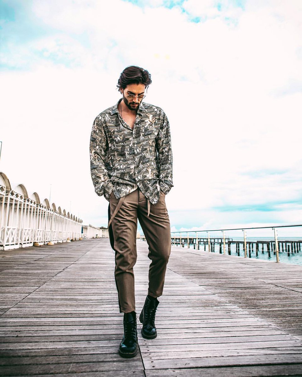 AndreMelchiorre's tweet image. I’m sorry, it’s all still so fresh @saveone__ #SS19 #saveone #ad 💦
ETNIC-SHIRT in a BEIGE TROUSERS w Black stripe 🕰