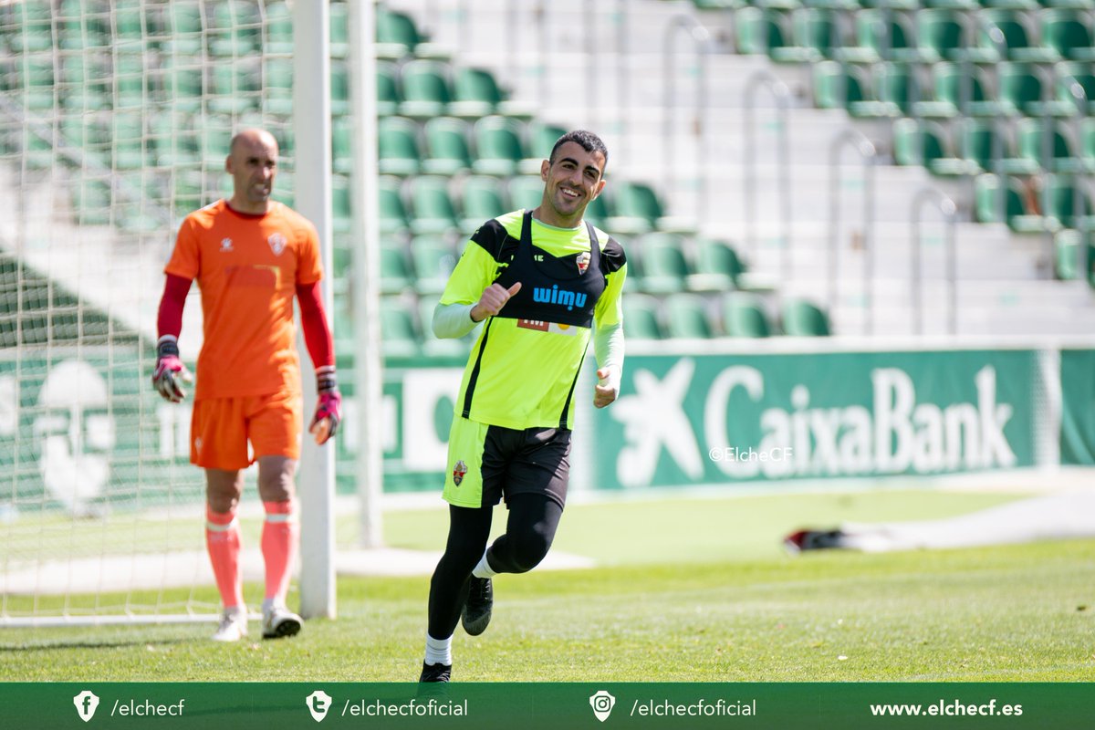 Carlos Castro, durante un entrenamiento en el Martínez Valero (Foto: Elche CF).