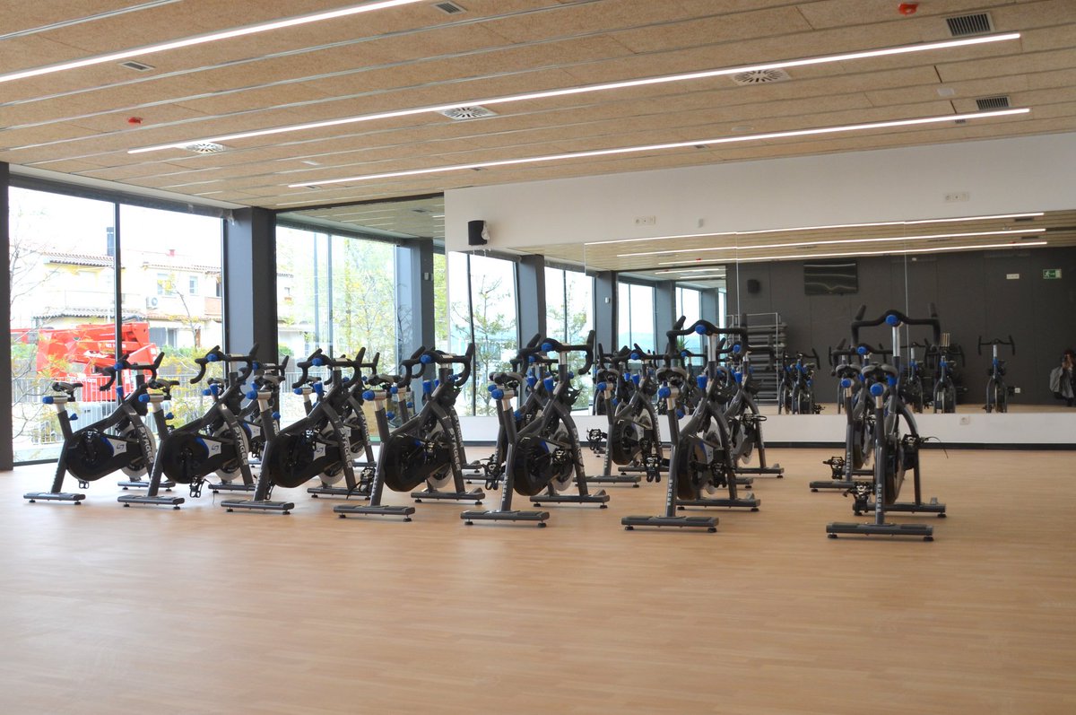 Fit4Life_ES's tweet photo. Hemos equipado el centro deportivo municipal #CEMMasquefa (BCN), inaugurado este mes, ¡con 15 bicis #StagesIndoorCycling SC1 y diversas máquinas de fuerza #Ffittech!🚴🏋👏😃¡Gracias por confiar en nosotros, @AjMasquefa, y que disfrutéis mucho de este nuevo equipamiento! #masquefa https://t.co/BoIzZwE0xV