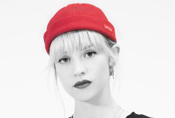 saintjames's tweet photo. Nous n'avons pas loupé la magnifique photo de @angele_vl avec notre emblématique Miki #SAINTJAMES. 
Photo issue du visuel pour le concert "La nouvelle scène" organisé par @VirginRadiofr : https://t.co/qUbcZjapLk ! #epv #angele #virginradio  #concert https://t.co/2VsEgPiJbx
