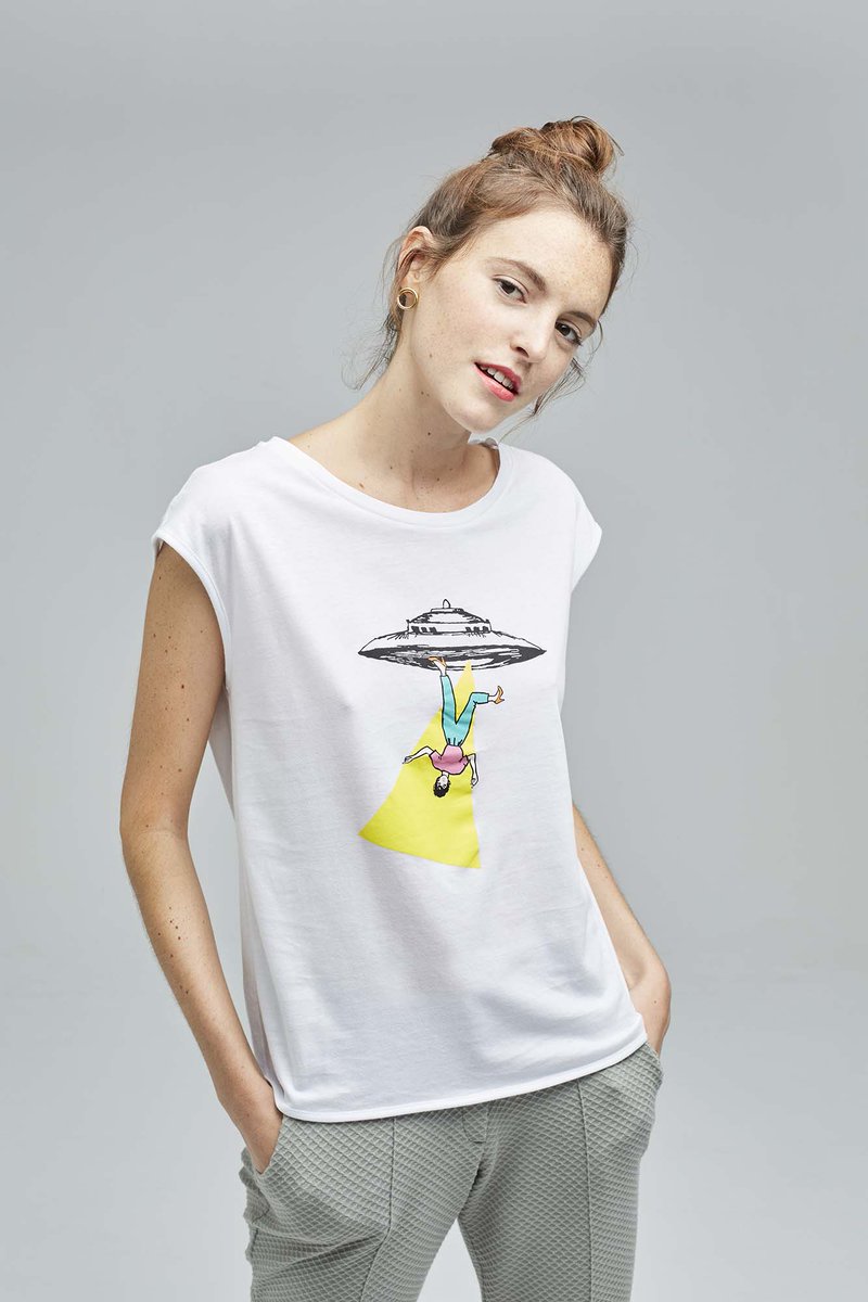 Dolores como nunca antes la habías visto.
#dolorespromesas #OVNI  #estampados #camisetas