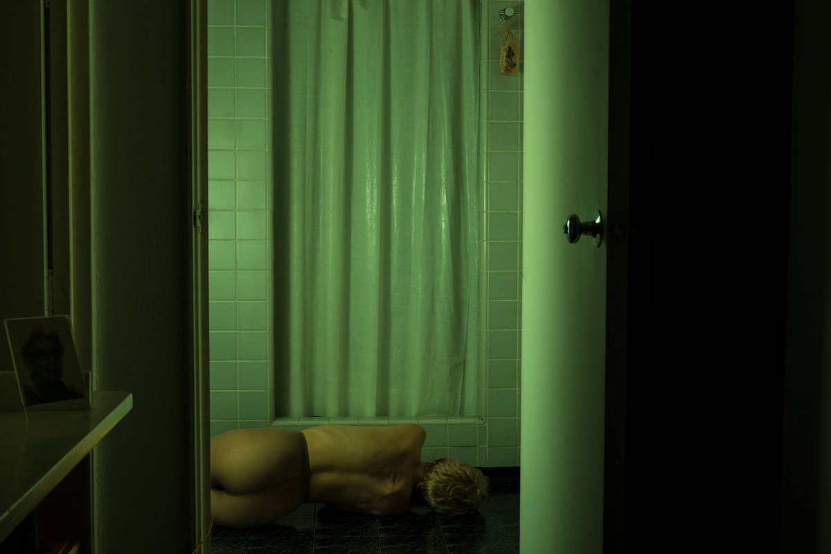 Enkster_'s tweet photo. #TaniaFrancoKlein, #fotografa messicana che nei suoi #scatti da attenzione alla vita psichica dei suoi soggetti, trasponendo in #immagini l’alienazione dell’uomo contemporaneo, l’inquietudine, la solitudine, l’attesa, l’impossibilità di dialogo.

https://t.co/8eSE05Q5d7 https://t.co/1TpRYUGRhb