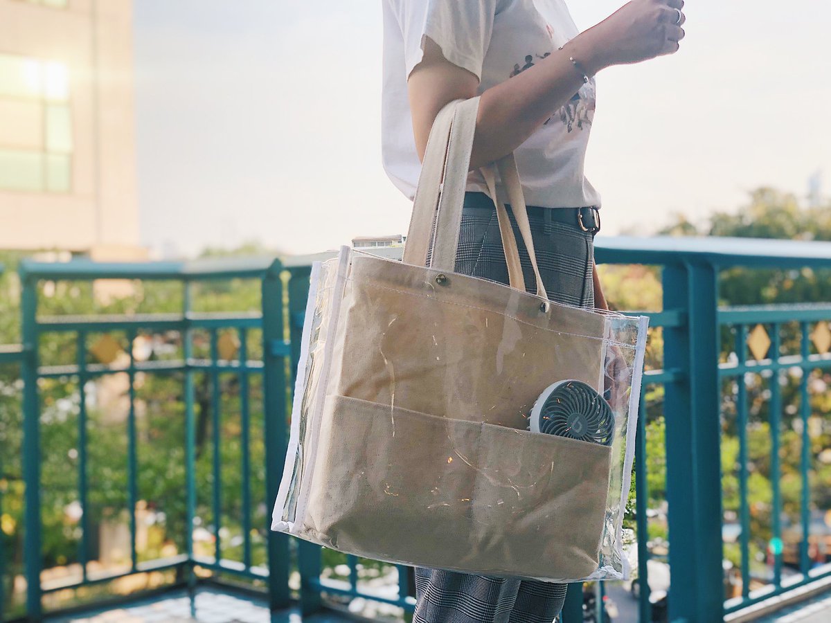 Mintmazz's tweet photo. รีวิว กระเป๋าผ้าคลุมพลาสติกใสไว้พาน้องตุ๊กตาไปเที่ยว 👜 ✨ กระเป๋าแข็งแรงมากเลยค่ะ เก๋ไก๋ 💖 ที่สำคัญกันฝนได้ ☔️ รอคอยวันที่น้องตุ๊กตาจะมา 🐰🥟 อยากโชว์น้องแล้ว พาน้องไปเที่ยว ... ตอนนี้พกพัดลมไปก่อน @WMEMEmeme #wmeme #ตลาดนัดตกต #ตลาดนัดWANNAONE #ตลาดนัดWIND https://t.co/1K2Hfxc0N6