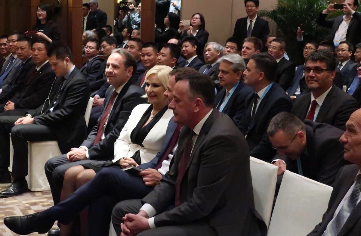 DarkoBulatovic_'s tweet photo. Градоначелник Ниша Дарко Булатовић присуствовао је, као члан државне делегације Србије на самиту ''Појас и пyт'' у Пекингу, потписивању Меморандума о разумевању између Владе Србије и компаније Хуавеј за пројекат Паметни градови Ниш, Београд и Нови Сад. https://t.co/XCDPHafAgb