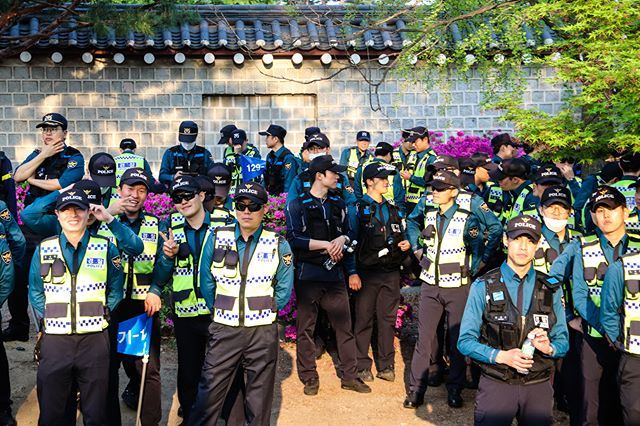Bart_Wielinski's tweet photo. 🇰🇷👲👲👲 I have just spent less than 10 hours n #Korea, and already run into #touble with the #police in #Seoul'
'
#SouthKorea #people #policemen #unform-s #guard-s #nature #spring
#travel #instatravel #instalike #instafollow #follow4follow #instagood #… https://t.co/w0R6dR4Gph https://t.co/R0h4CZAQw6