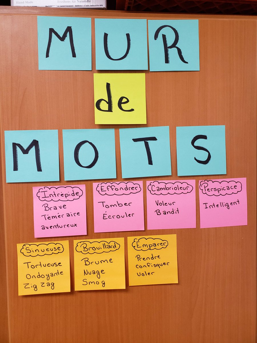 CloAlexandraWa1's tweet photo. Je suis chanceuse de travailler avec une super équipe ! @charlineleblan7 nous a créé une banque de phrase de dictée, @annickcarter1 a pensé à un mur de mots, alors que j'ai pensé à une façon d'évaluer le progrès des élèves ! @EcoleLeMascaret #ecoleprototype #projetGER https://t.co/OAFrvv6lQm