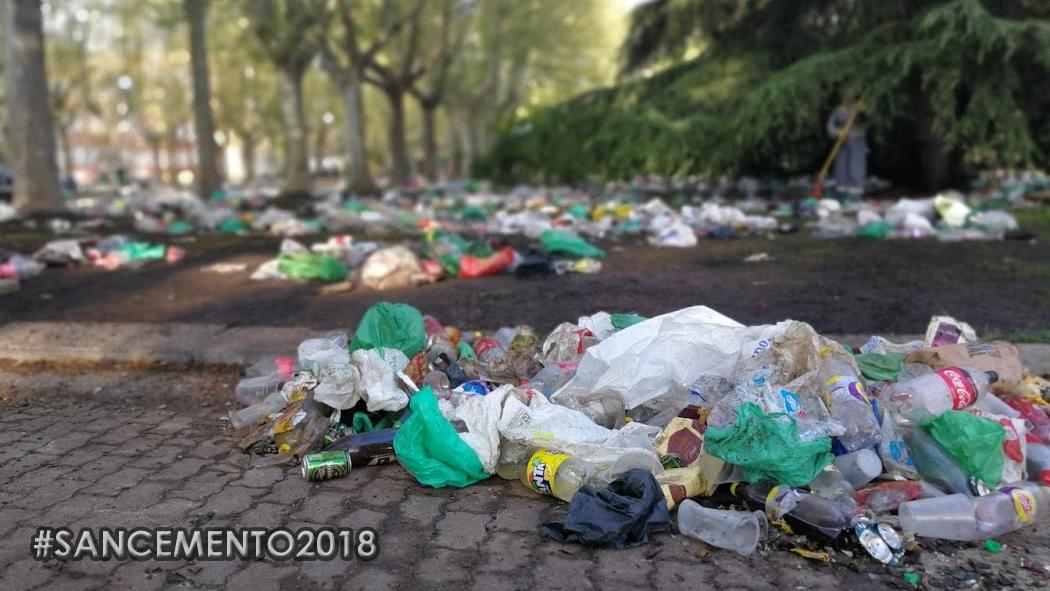 casaestudiante's tweet photo. NO queremos esto👇

🚮300 metros cúbicos de residuos. 
🧹Cientos de horas de limpieza. 
💰Miles de € de dinero público. 

#OtroSanCementoEsPosible #SanCementoLimpio https://t.co/YKQbAPPQH1
