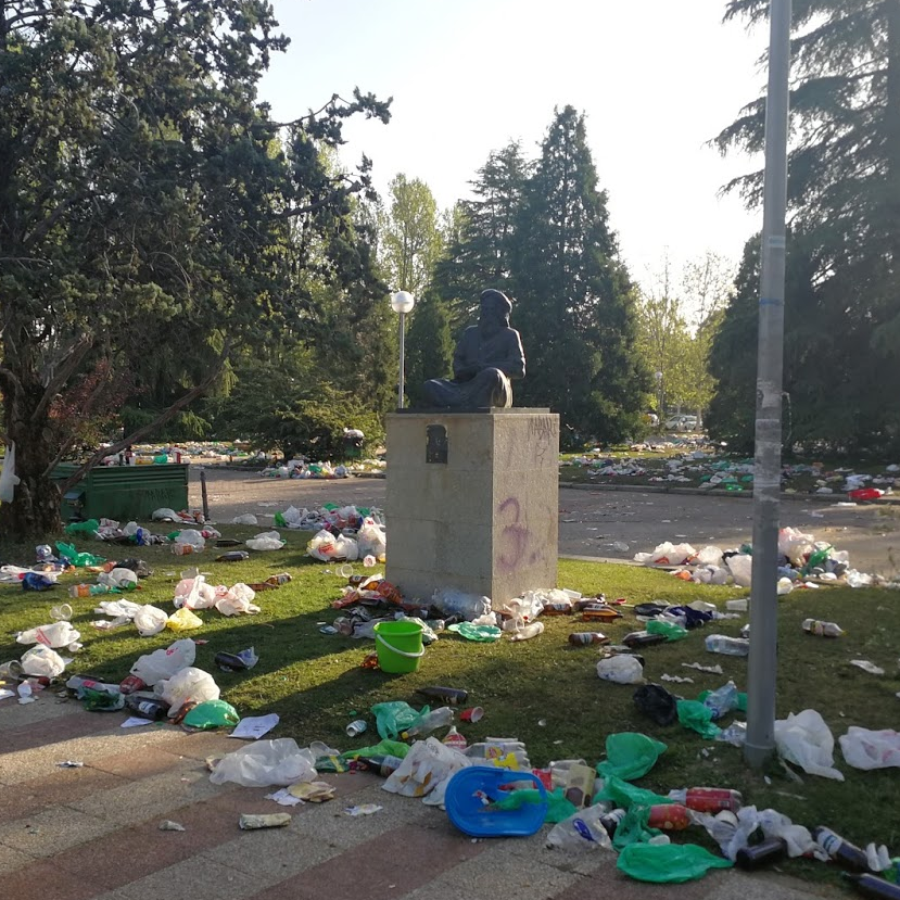 casaestudiante's tweet photo. NO queremos esto👇

🚮300 metros cúbicos de residuos. 
🧹Cientos de horas de limpieza. 
💰Miles de € de dinero público. 

#OtroSanCementoEsPosible #SanCementoLimpio https://t.co/YKQbAPPQH1