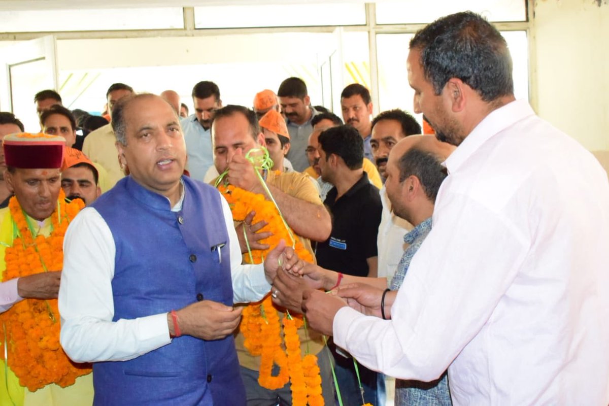 jairamthakurbjp's tweet photo. मंडी में देवभूमि टैक्सी ऑप्रेटर्स यूनियन द्वारा आयोजित कार्यक्रम में भाग लिया। 
मंडी में सभी वर्गों के सदस्य भाजपा प्रत्याशी श्री रामस्वरूप शर्मा जी के साथ हैं।

इससे तय है कि मंडी में इस बार भारी मतों से ‘‘कमल’’ खिलेगा।
#MandiKaChowkidar
#अबकीबारफिर4की4
#मिशनलोकसभा2019 https://t.co/SZ8n89JG9D
